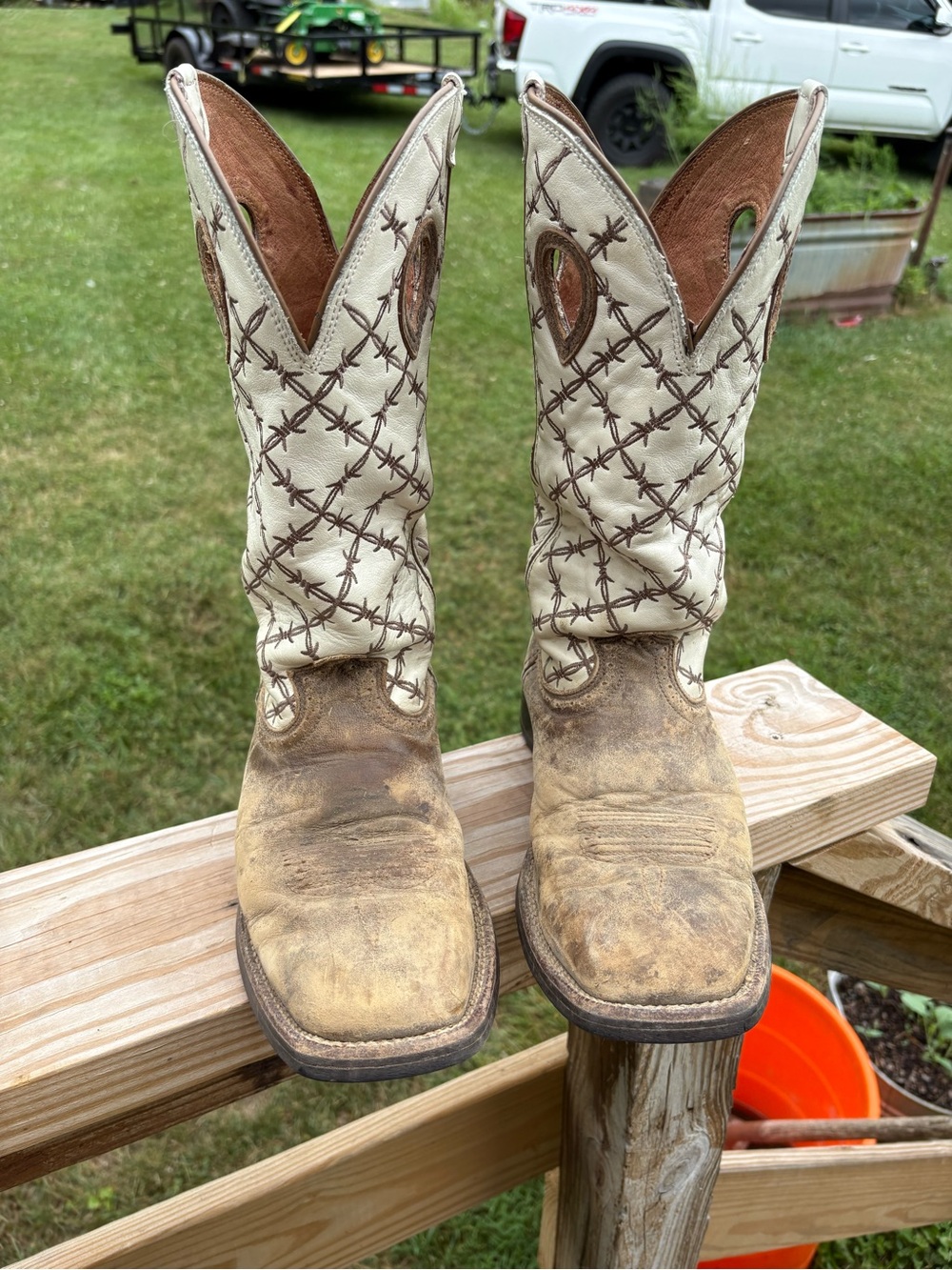 Cream Western Cowboy Boots with Brown Barbed Wire Stitching Twisted X
